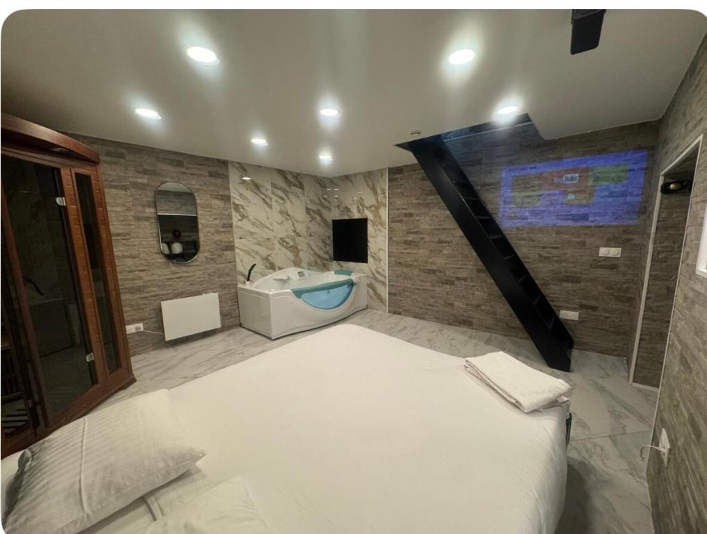 Maison Appartement Triplex Avec Jacuzzi Et Sauna Saint-Etienne  Exterior foto